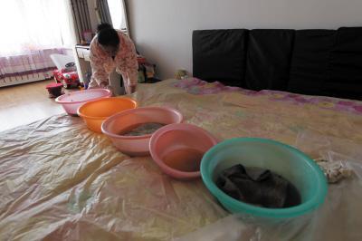 河间楼上漏水，住户失联，小区没物管，业主维权难！律师来支招……